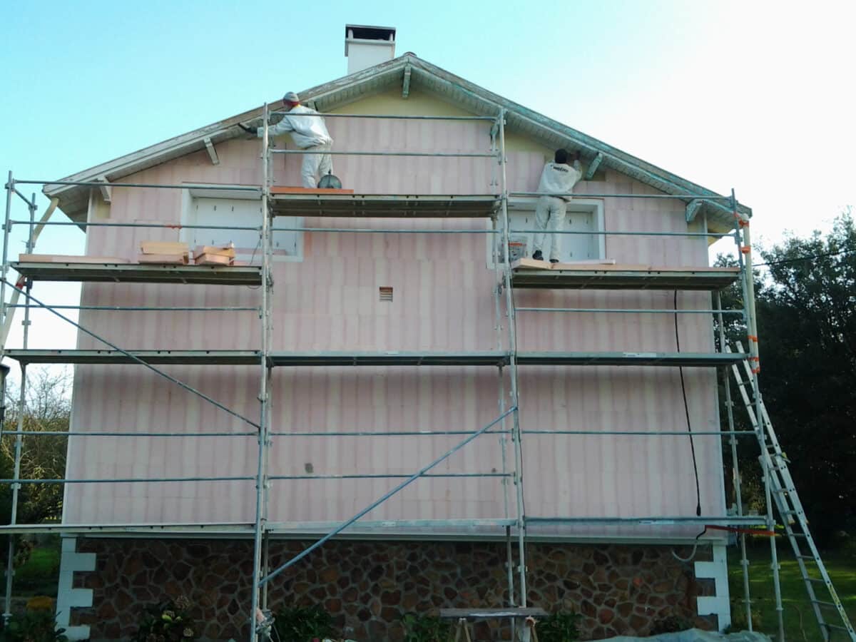 Travaux d'isolation des murs extérieurs - La pose de panneaux isolants pour conserver l'énergie dans votre habitat