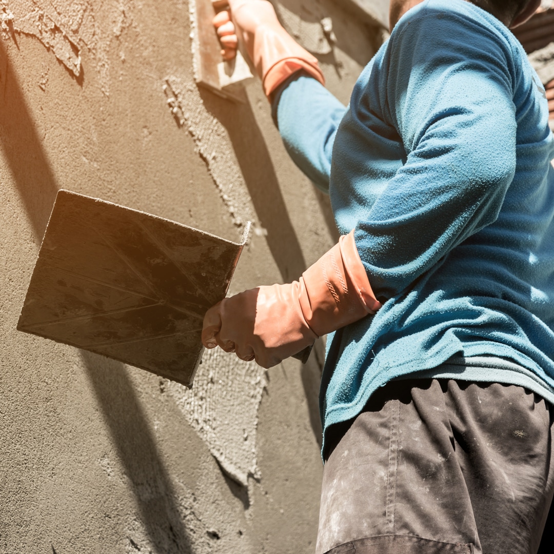 Enduire les murs extérieurs d’une maison neuve avec un enduit de finition appliqué par Sape Atlantique, expert en ravalement façades en Vendée.